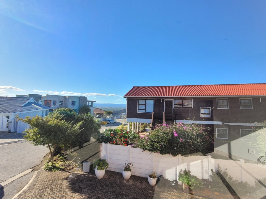 To Let 4 Bedroom Property for Rent in Wavecrest Eastern Cape